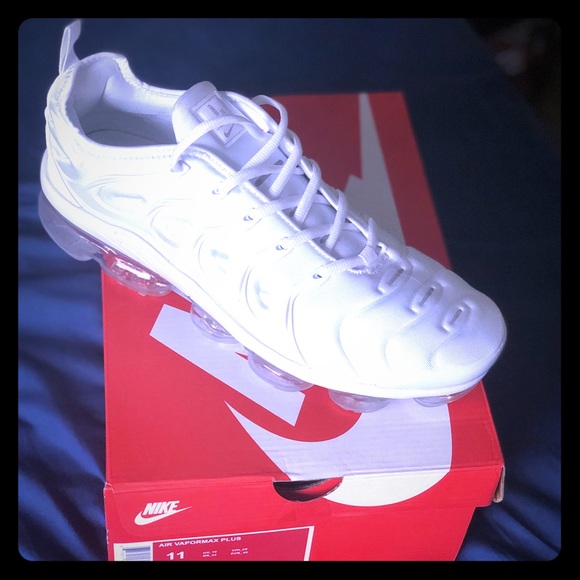 vapormax plus all white